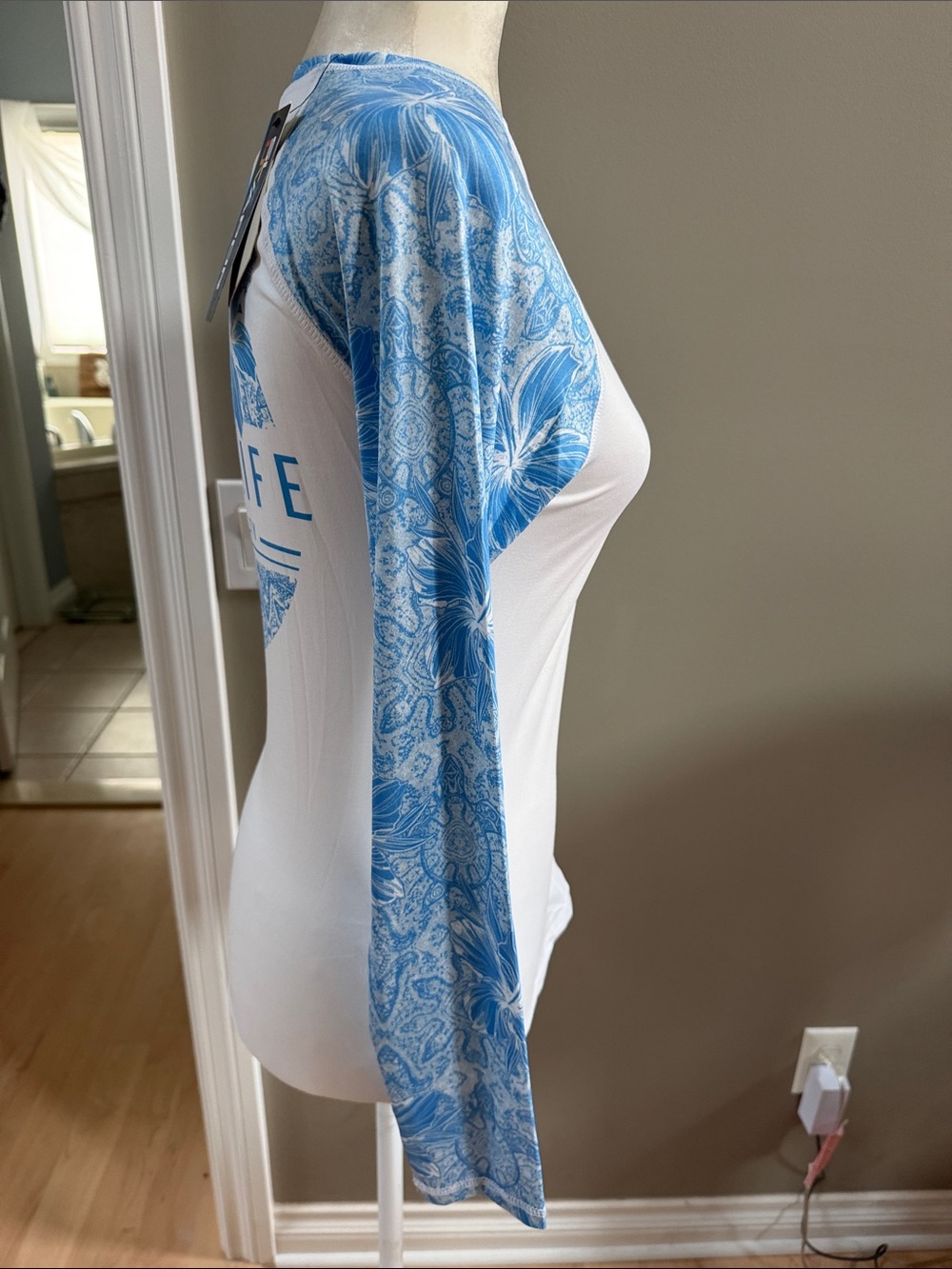 NWT Salt Life Women’s Long Sleeve Performance Shirt Blue & White Floral UV Top S - Picture 3 of 7